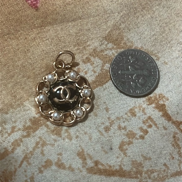 Chanel charm - Picture 3 of 3